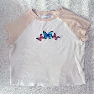 Junior Girls: WHITE CROP TOP w/ BUTTERFLIES. RUE21 brand/Size XL
